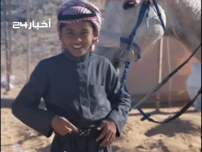 شاهد: الطفل الذي يحمل الاصالة السعودية “يزن” يحصل على ثروة ضخمة من امير تبوك في المملكة