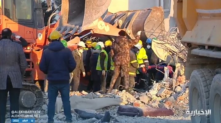 فريق الإنقاذ السعودي يطلب لحظة صمت كاملة لسماع صوت الطفل المحتجز تحت الأنقاض منذ 7 أيام في غازي عنتاب بتركيا.لحظة تحبس الانفاس