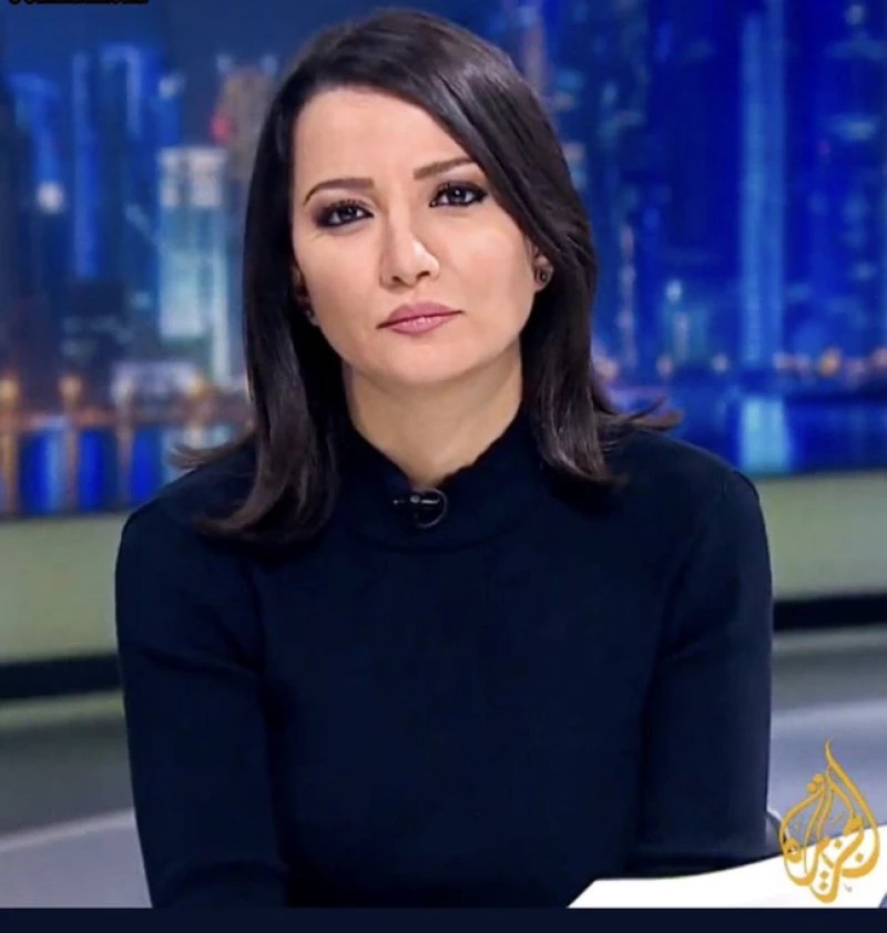 بعد محاولته القيام بهذا الامر المخجل والمعيب..مذيعة الجزيرة تصفع زميلها الإعلامي في البث وتلقنه درساً قاسياً لن ينساه؟!