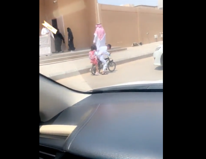 مع ابتداء الدراسة.. طفل سعودي يوصل اخته الصغيرة بدراجته في مشهد مؤثر.. شاهد