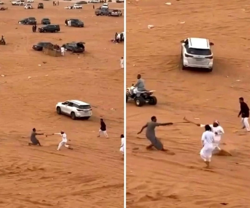 حيلة ذكية أوقعت المطعسين بالفخ.. فيديو مشاجرة شباب في صحراء السعودية وكيف استطاع أحدهم اخفاء سيفاً وطعنهم به عدة طعنات