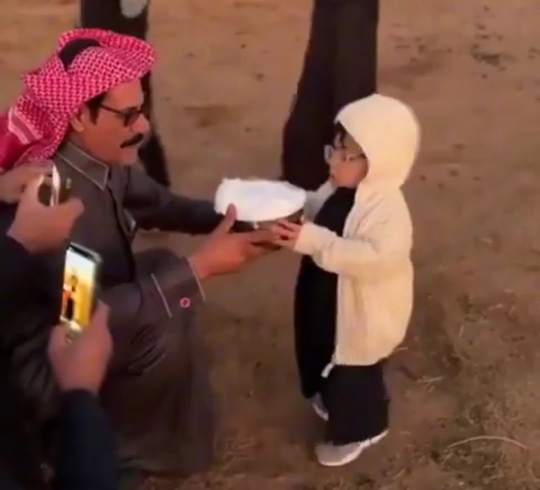 بالفيديو: شاهد كيف انتقمت الناقة من طفل سعودي شرب حليبها أمام والده!!