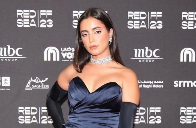 كأنها حورية من الجنة.. شاهد الممثلة السعودية الجديدة التي ظهرت في مهرجان البحر الأحمر السينمائي بجدة وجننت العالم بجمالها الشديد