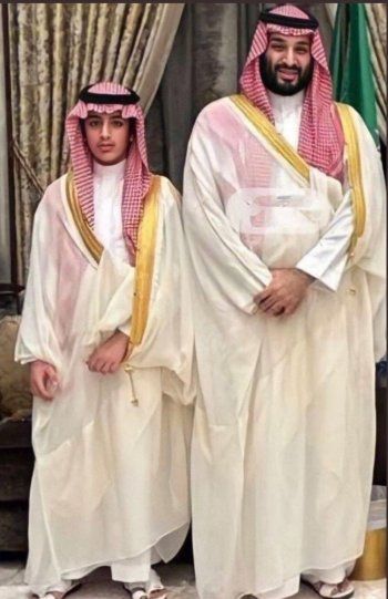 صور نادرة لأولاد محمد بن سلمان…لن تصدق كم سعر البشت الذي يرتديه !؟