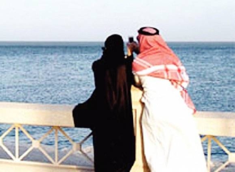 شاب سعودي أراد الزواج على زوجته الأولى لكن رسالة بالخطأ قلبت حياته رأساً على عقب!! شاهد الفيديو