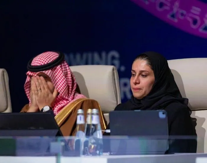 وزير سعودي ينهار بالبكاء مع مساعدته الجميلة..السبب صادم وغير متوقع