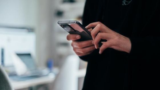 قد يفتح باباً للخيانة الزوجية.. قانون جديد في الكويت يمنع الزوج من تفتيش هاتف زوجته