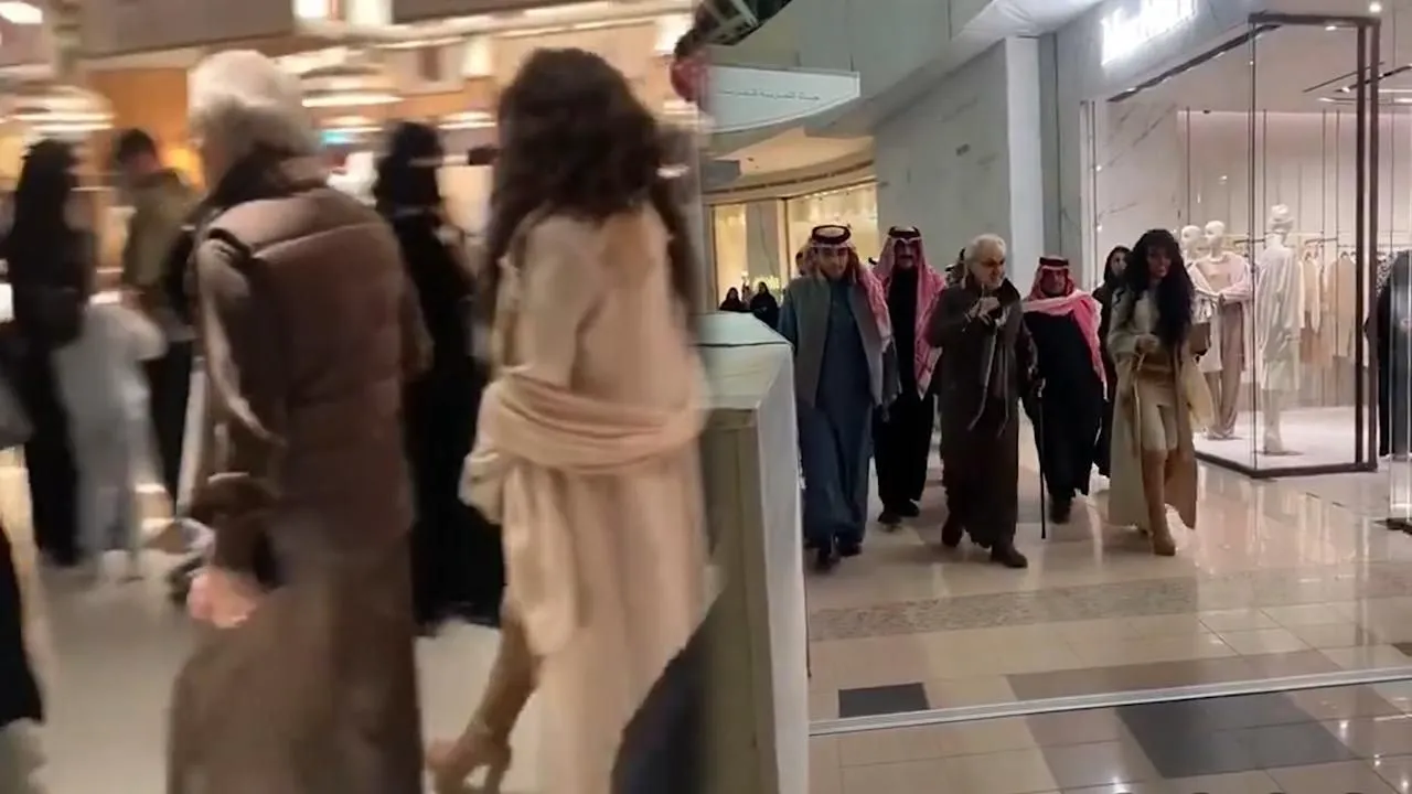 مديرة أعمال الأمير الوليد بن طلال تخطف الأضواء: بجمالها يُشبه بـ"حورية من الجنة"