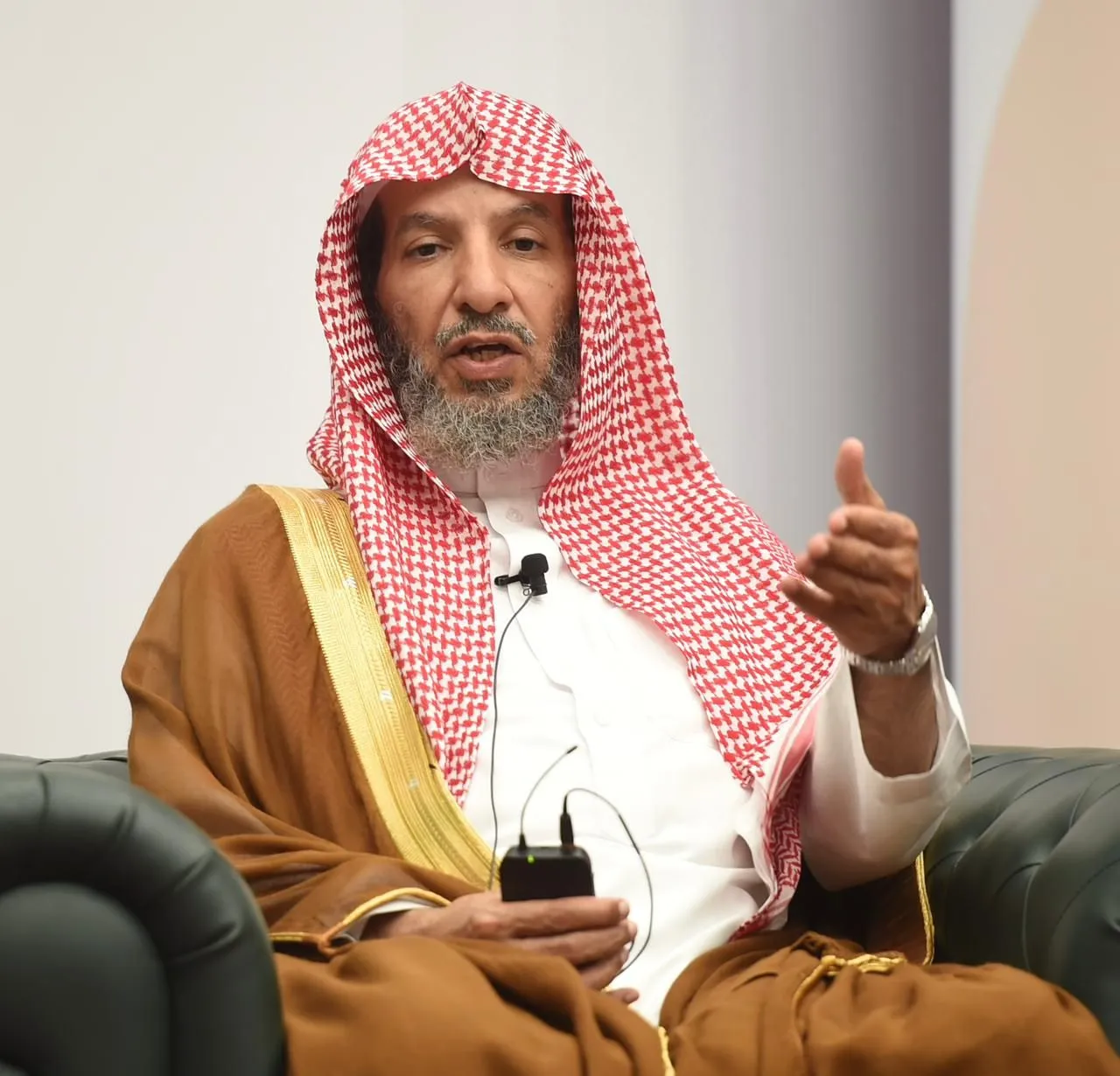 الشيخ سعد الشثري يحذر من لبس الأساور للرجال ويؤكد ضرورة اجتناب التشبه بالنساء