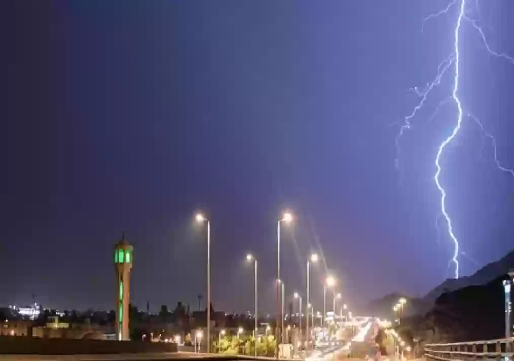 أمطار غزيرة على مكة وجدة تستمر 10 ساعات ومركز إقليمي يحدد قوة الاضطراب الجوي الذي سيحدث اليوم