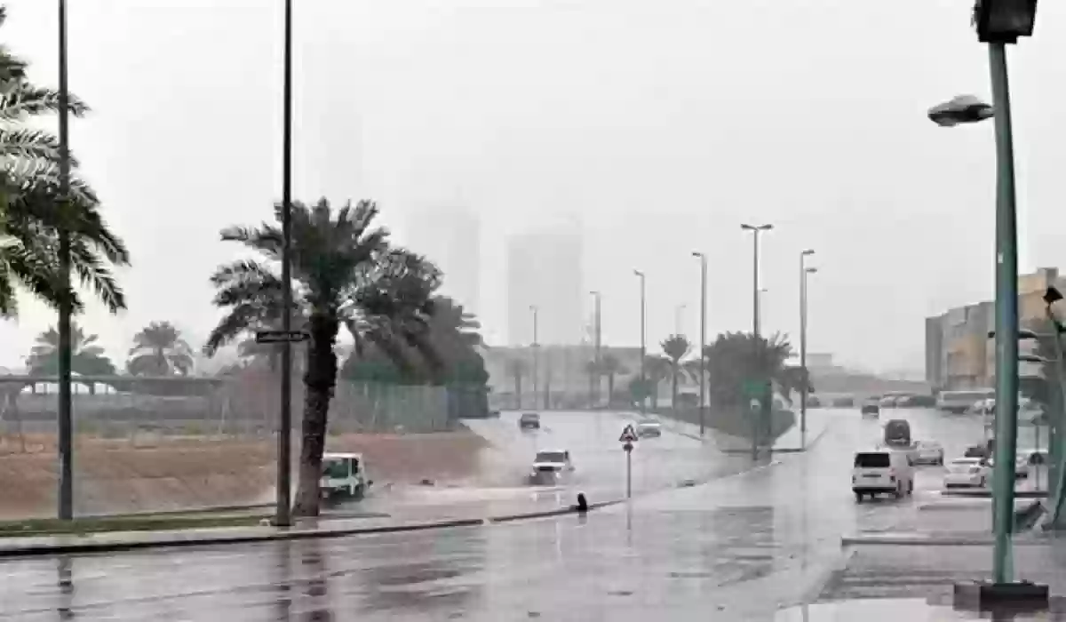 الحالة الجوية في السعودية تنقلب بشكل مفاجئ والأرصاد يحدد المناطق التي ستغمرها الأمطار والسيول خلال الساعات القادمة