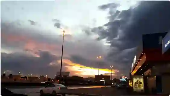 عاجل سحب ركامية تغطي الآن مكة المكرمة وجدة والطائف والأرصاد يحذر من سيول جارفة